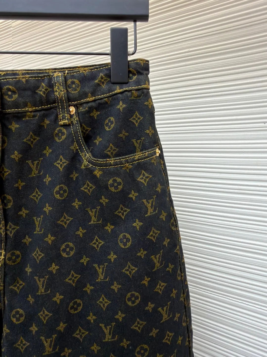 LOUIS VUITTON full letter printed jeans [Women's clothing] ●Original version: purchased and developed by 16199 ●Item number: 1681900-B10 ●Fabric: denim fabric ●Technology: printing production ●Color: brown ●Version: loose fit ●Weight: about 825 grams ●Size: 34-36-38 ●Description: This LV 25 new black full-print denim wide-leg pants are made of 100% high-pound pure cotton denim produced in Italy. After pre-shrinking, the full-print presbyopia pattern is fully aligned and spliced through CAD precise layout and laser cutting (the waist, ankles, and pockets are all aligned), and the fabric loss rate is controlled within 5%. During the production stage, double-needle chain stitching is used to reinforce the front pockets, and the crotch is cross-stitched with high-strength polyester thread backstitching. The trouser loops are fixed with a density of 8 stitches per inch; the hardware is made of black pearl-textured buttons and rivets, which are combined with the same-color stitching to form a low-key layer. In the post-process, retro washing process is used to create an aged effect, and flocking presbyopia process (velvet texture logo) is superimposed. The size tolerance during final inspection is ≤±0.5cm. The thread ends are finely processed with a hot air thread trimmer, and finally shaped with an environmentally friendly dry cleaning agent to ensure that the overall pattern is straight and delicate, the fabric is comfortable and soft, and the color is consistent without color difference. It can be matched with the same style to create a fashionable look and control various occasions. Customized accessories, complete with three standards, the same style for men and women!